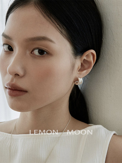Cool feeling, high-end ins cool style double-layer c-shaped earrings for women, niche design, exquisite and fashionable mosquito coil disc ear clips