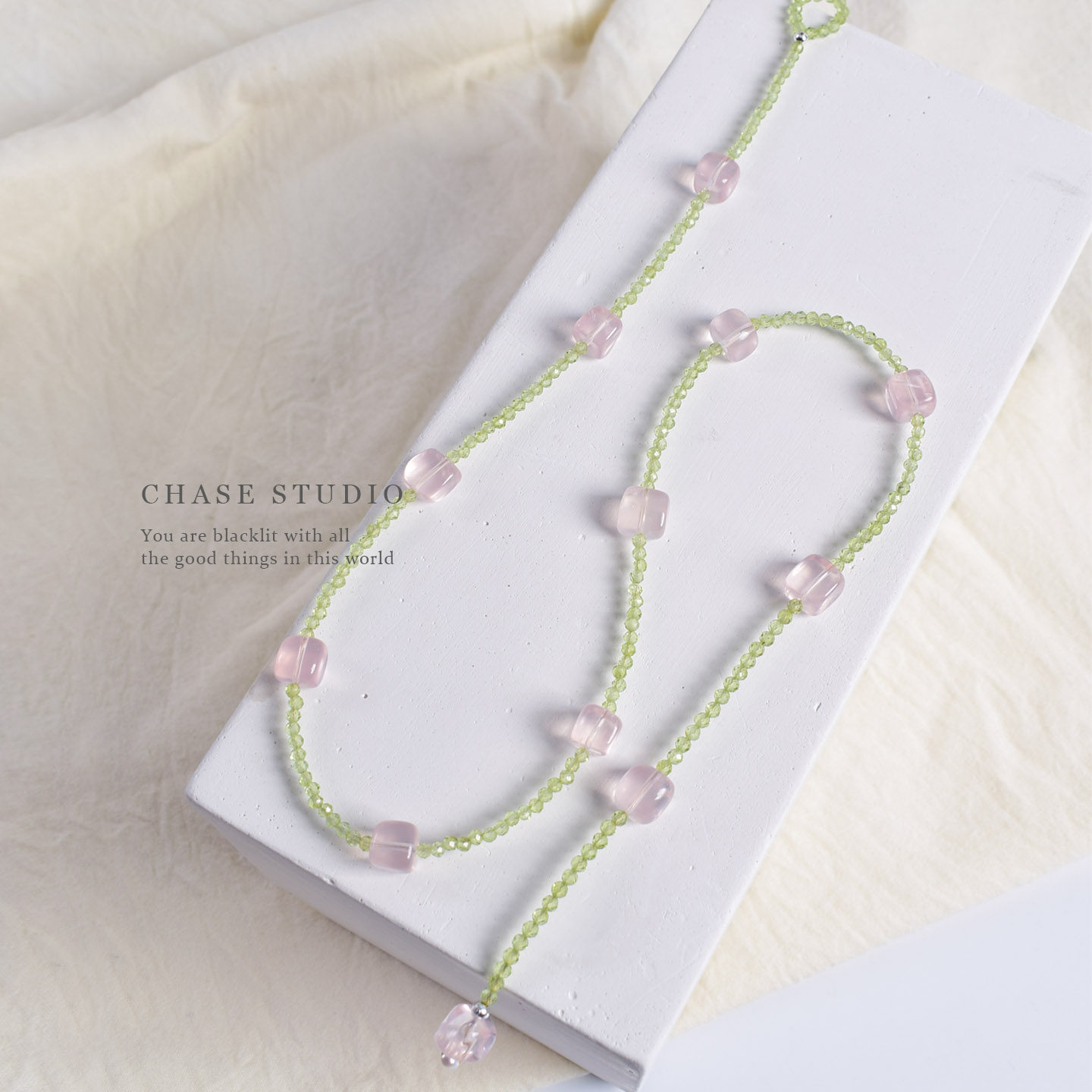 オリジナルデザインの天然ゼリー状ローズクォーツ＋ペリドットネックレス。女性向け、ニッチなデザイン、高級感がありながらも手頃な価格のラグジュアリーな鎖骨チェーン。
