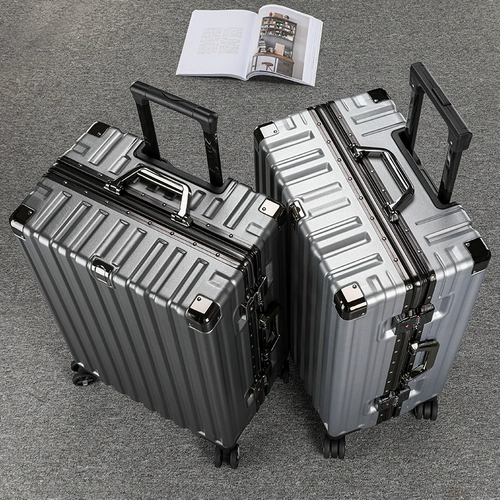 Вместительный и большой универсальный чемодан подходит для мужчин и женщин