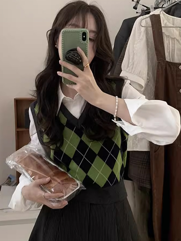 College Style Green Diamond-Patterned V-Neck Knitted Vest for Women, Spring and Autumn 2024 New Style, Layered Sleeveless Sweater Vest for Outerwear