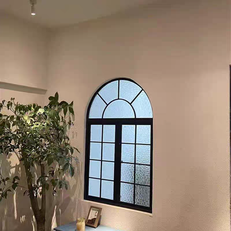 スポットフランスのレトロな窓の仕切り鉄ガラス昔ながらのスチール窓アーチ型の古い家の室内ドアと窓開き窓