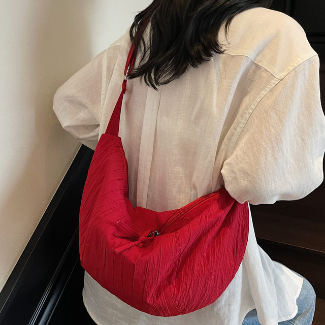 Crossbody bag for women large capacity lightweight dumpling bag Korean version ins new simple student bag fashion shoulder bag for women