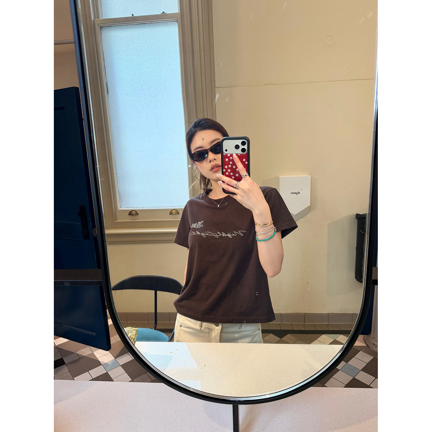 LelyMooch хлопково-льняная футболка с коротким рукавом кофейного цвета с художественным принтом и серебряными буквами