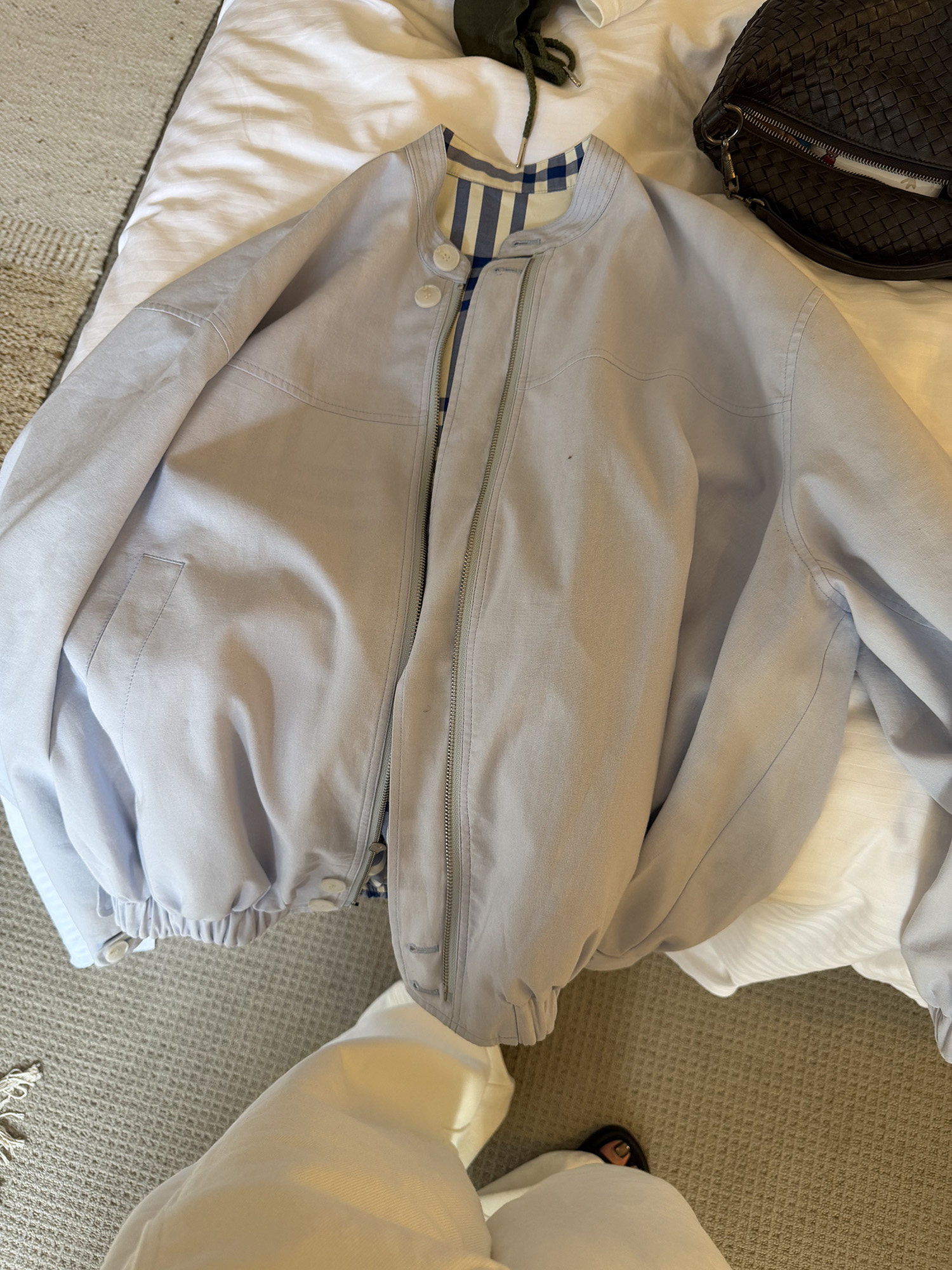 LelyMooch Двусторонняя хлопковая куртка в шотландскую сине-белую клетку с воротником-стойкой средней длины Baby синего цвета