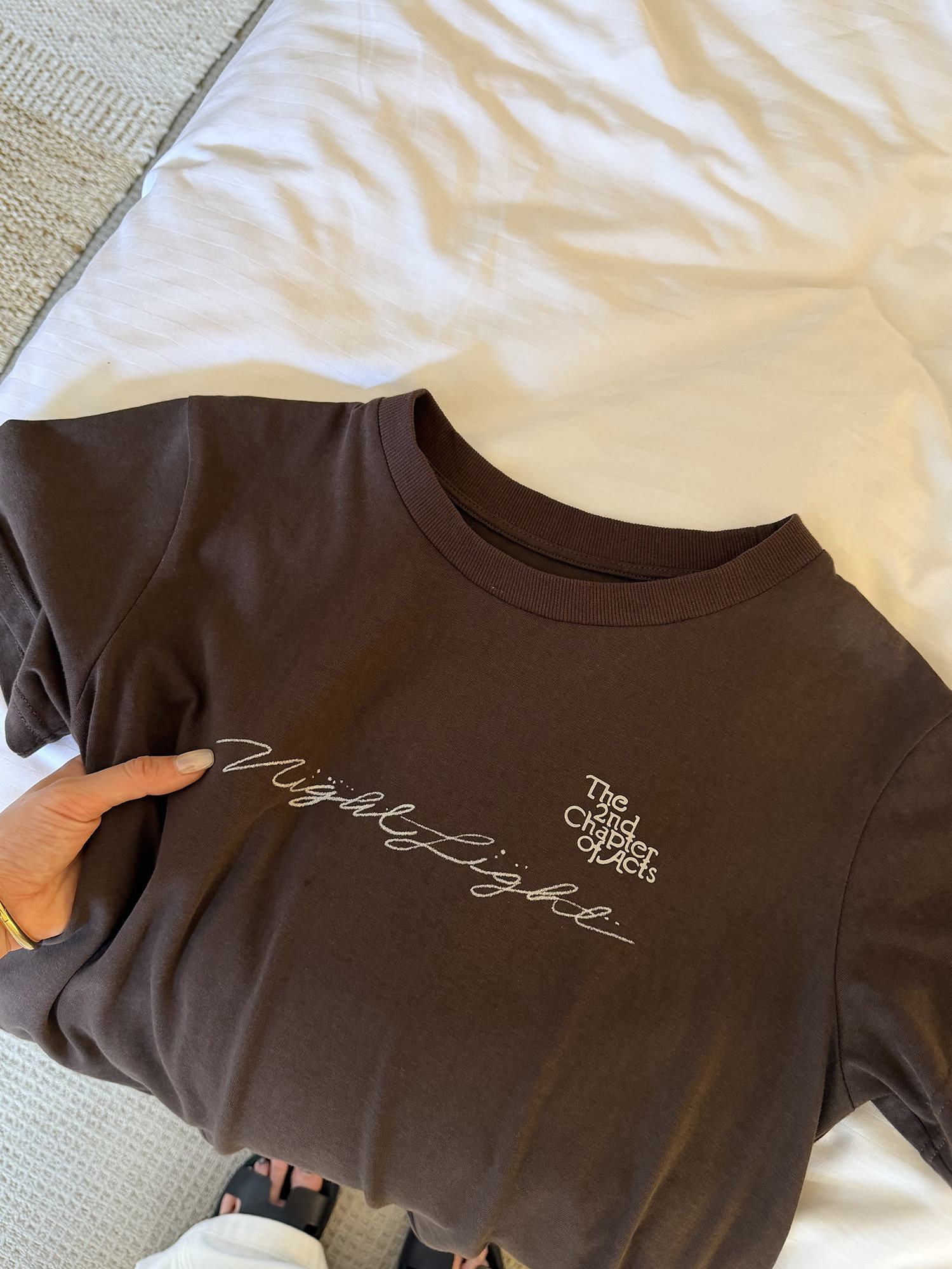 LelyMooch хлопково-льняная футболка с коротким рукавом кофейного цвета с художественным принтом и серебряными буквами