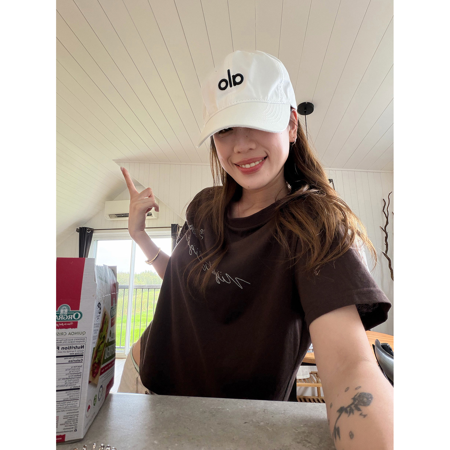 LelyMooch хлопково-льняная футболка с коротким рукавом кофейного цвета с художественным принтом и серебряными буквами