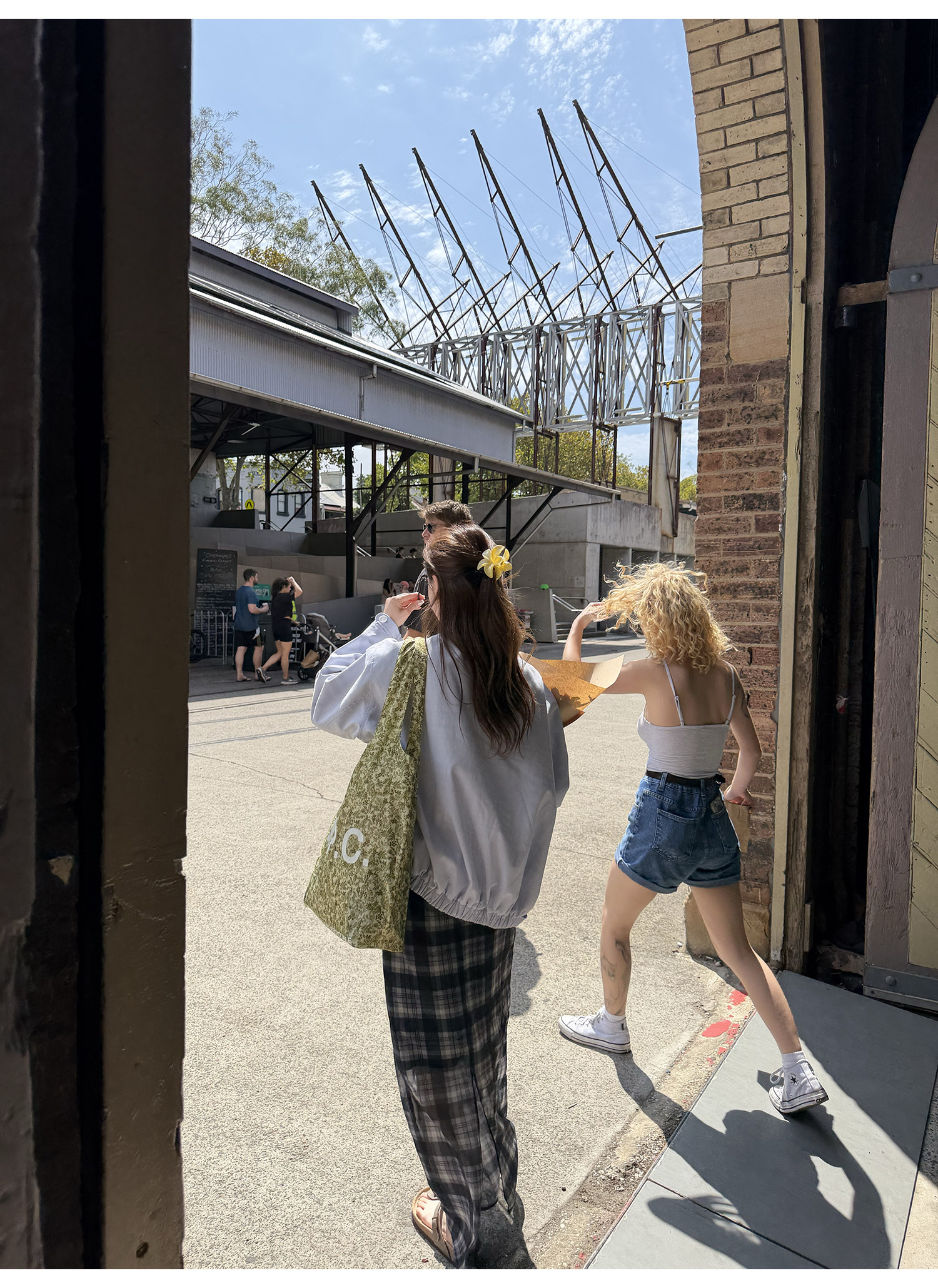 LelyMooch Двусторонняя хлопковая куртка в шотландскую сине-белую клетку с воротником-стойкой средней длины Baby синего цвета