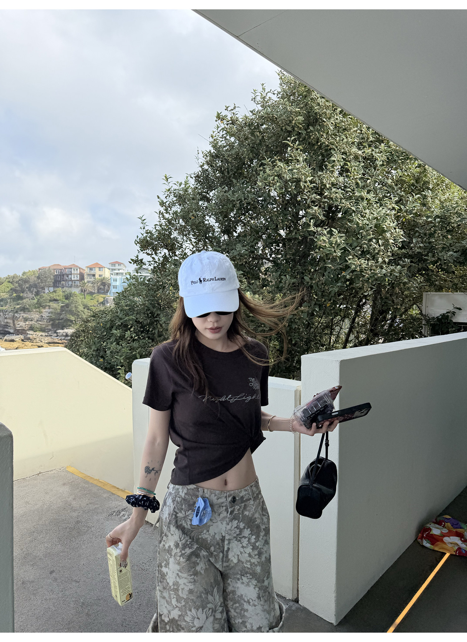 LelyMooch хлопково-льняная футболка с коротким рукавом кофейного цвета с художественным принтом и серебряными буквами