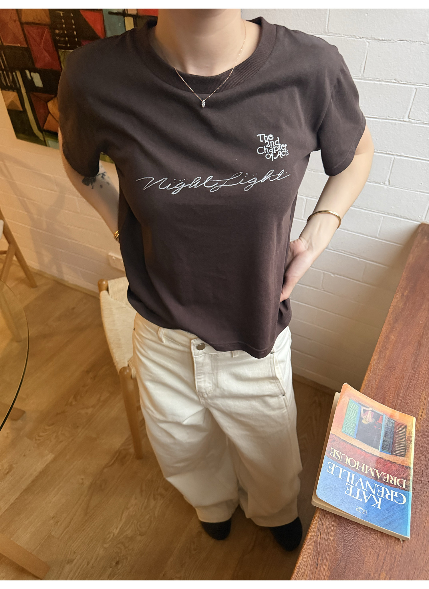 LelyMooch хлопково-льняная футболка с коротким рукавом кофейного цвета с художественным принтом и серебряными буквами