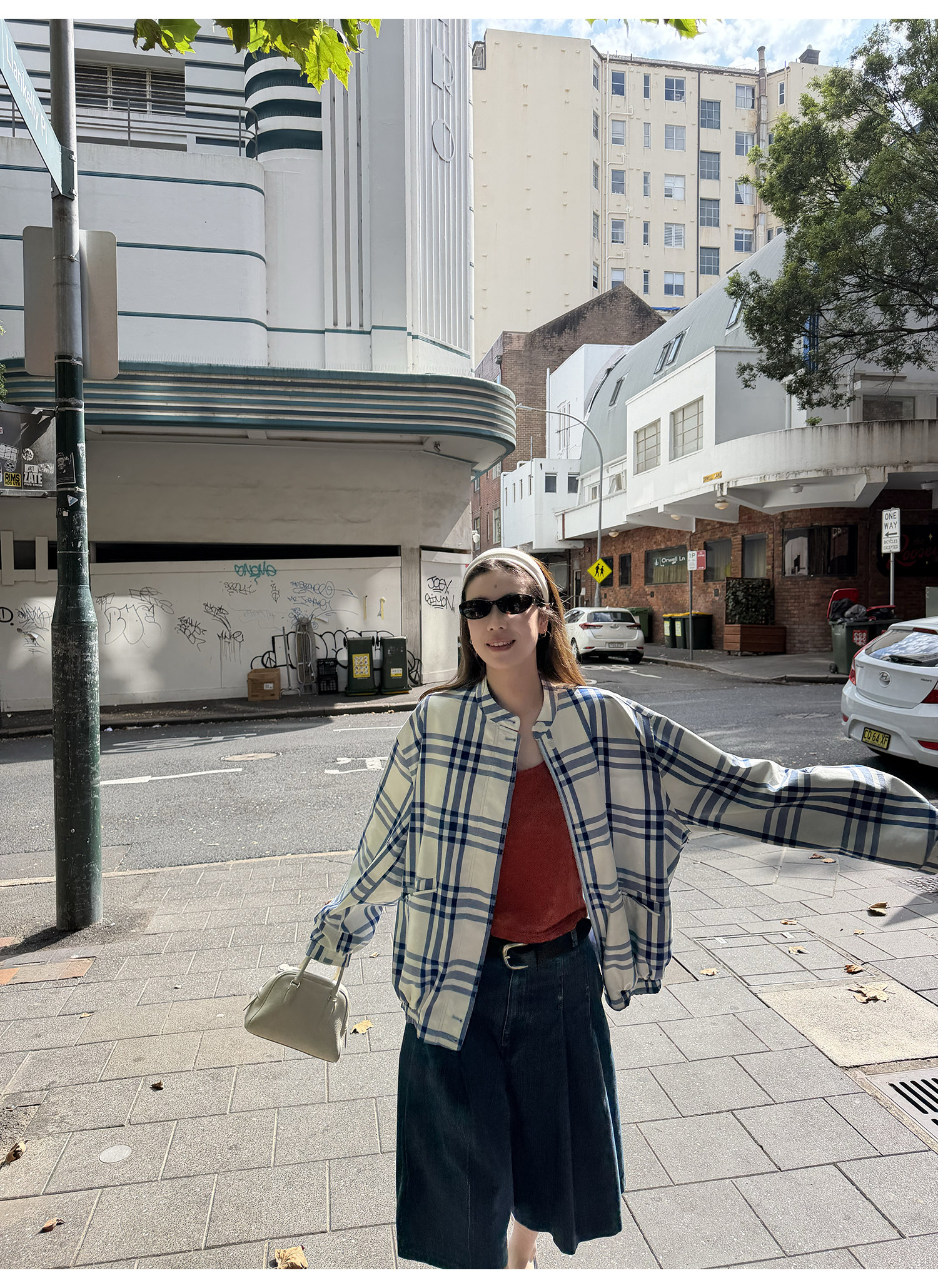 LelyMooch Двусторонняя хлопковая куртка в шотландскую сине-белую клетку с воротником-стойкой средней длины Baby синего цвета