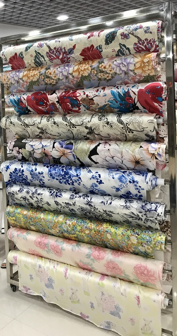 True silk fabric 100% mulberry silk fabric upscale vegetarian crepe satin satin and European and American foreign dress blouse printed clear cabin