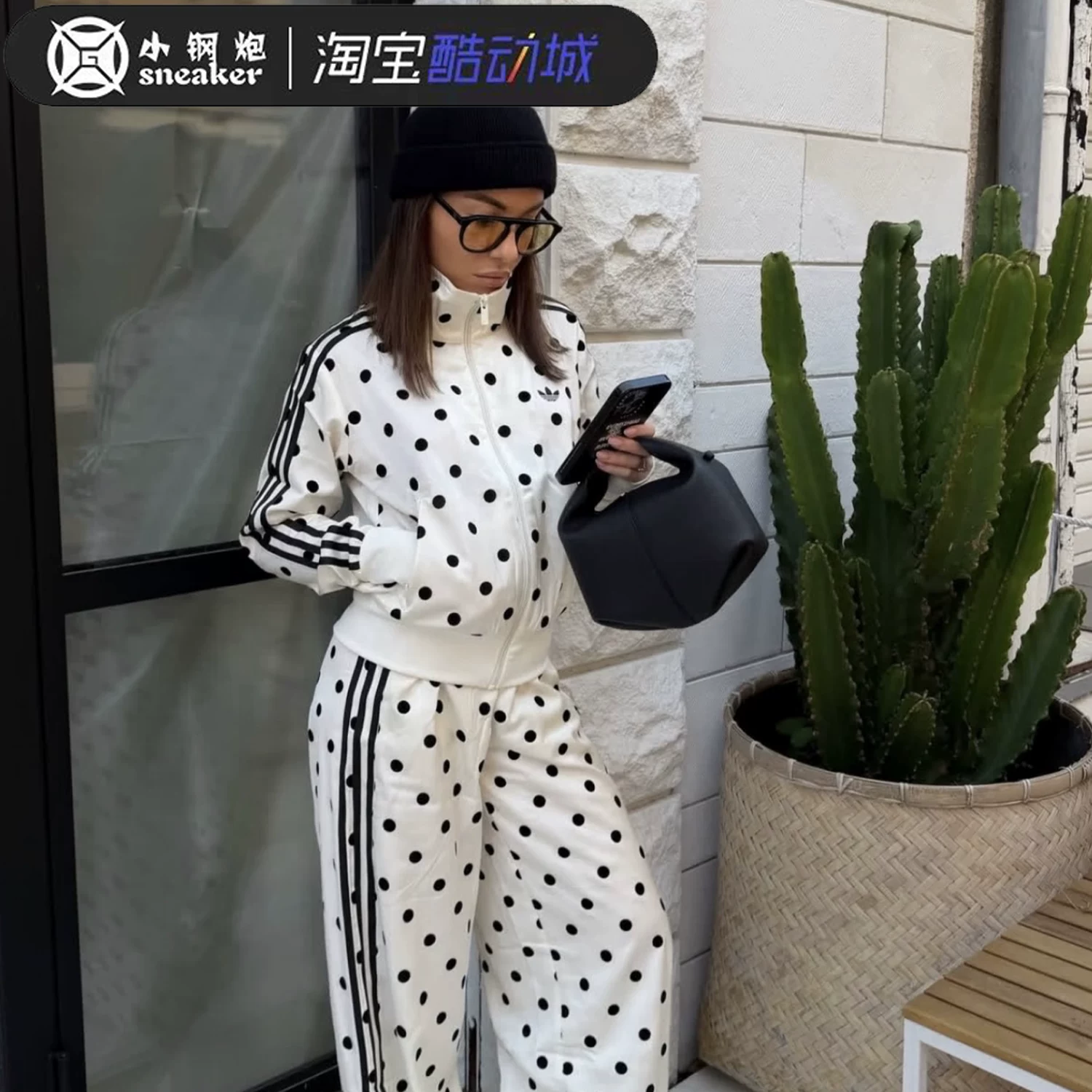 Трикотажный костюм Adidas: куртка и брюки в горох, повседневный спортивный стиль, размеры XS–XL