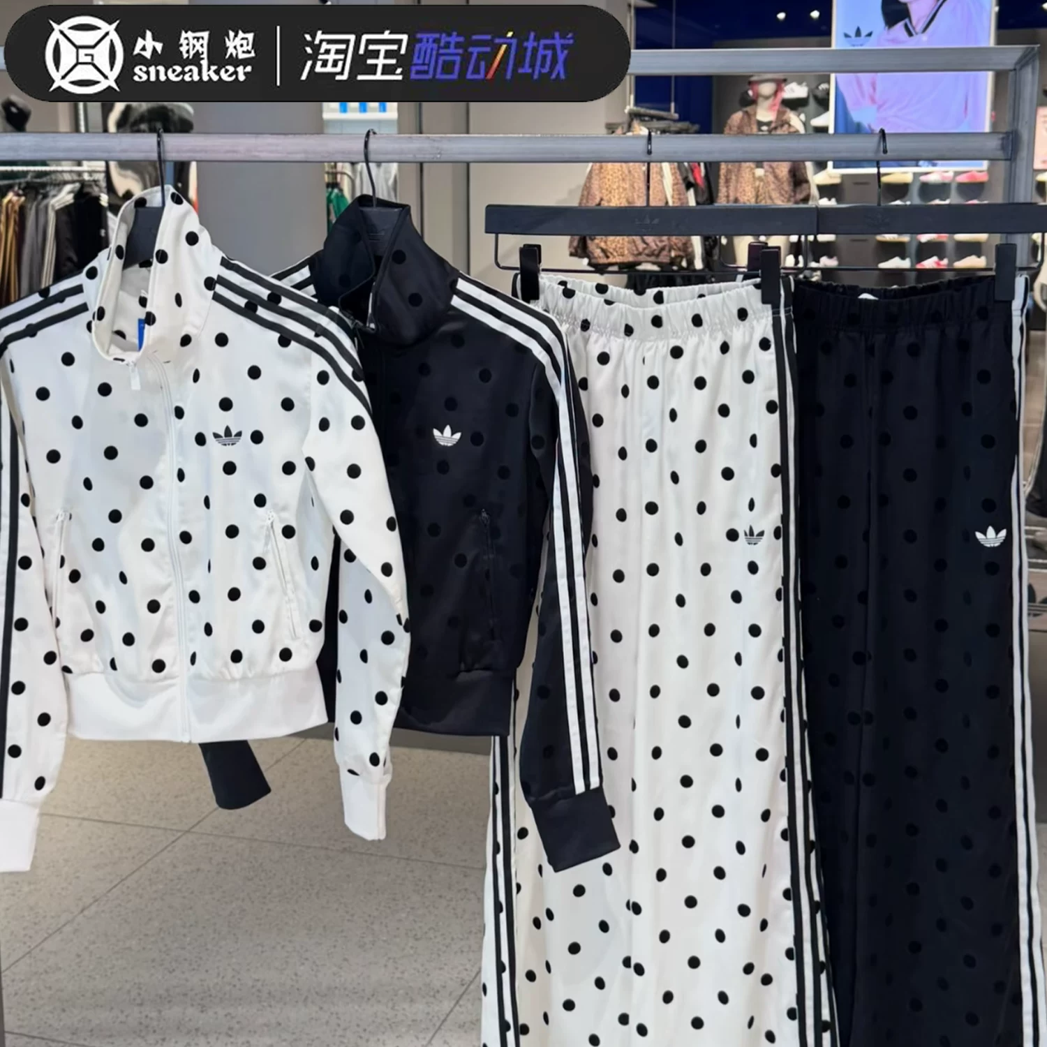 Трикотажный костюм Adidas: куртка и брюки в горох, повседневный спортивный стиль, размеры XS–XL