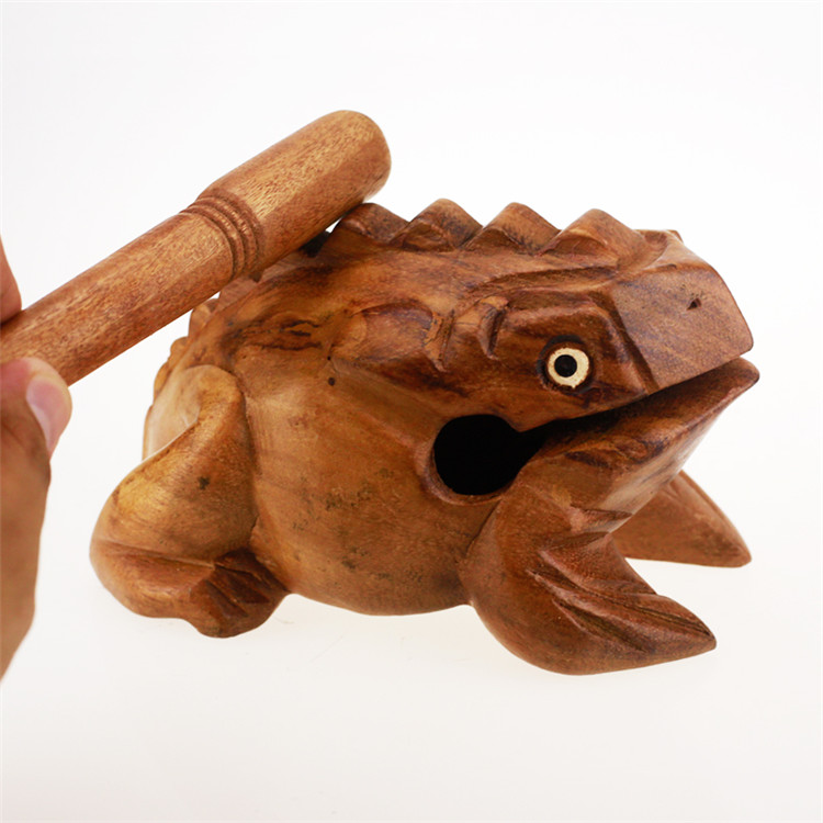 деревянная жаба с палочкой. деревянная жаба. тайская деревянная лягушка. деревянная лягушка с палочкой. деревянная жаба.