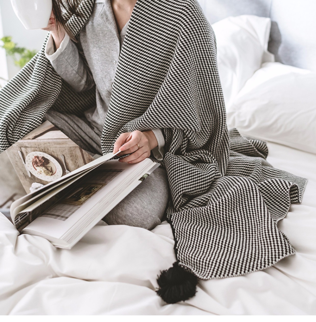 chăn INS Bắc Âu màu đen và trắng khăn choàng chăn bông con thường Sphere Ghế nghỉ trưa văn phòng chăn đan - Ném / Chăn chăn long cừu