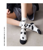 (Radish Cooperative) Korean version of black socks womens socks tide long white stockings men
