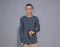 (Radish Cooperative) Zhen Ge with dark gray round neck long sleeve base shirt