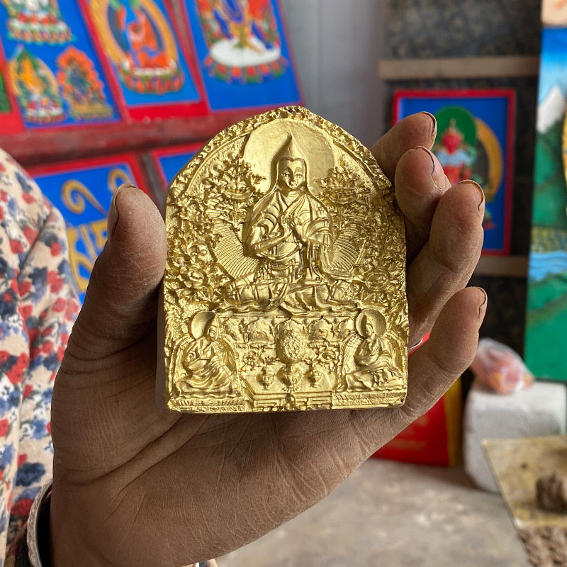 (On behalf of the creation of Buddha statues)Three statues of Master Tsongkhapa and his disciples wipe the traditional Tibetan mud-wiping Buddha statues