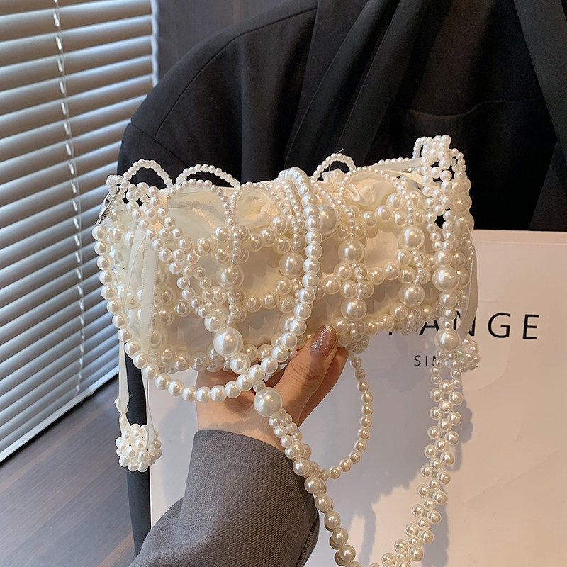 Unique and niche pearl chain bag, women's new 2025 style, fashionable beaded crossbody bag, mini decorative lipstick bag.