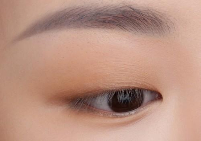 单眼皮难画眼妆?看了这个就不会这么说!