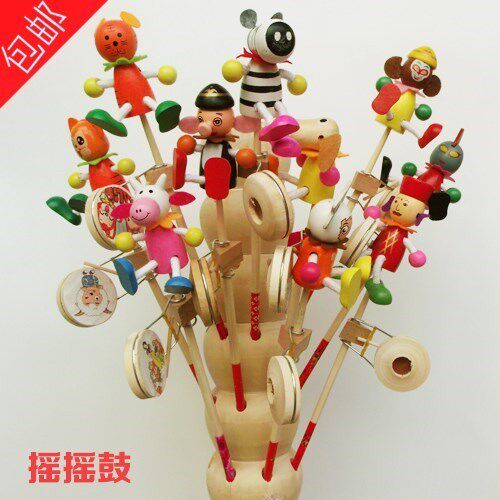 Temple Fair Summer vacation bursting with wooden wooden heads people shake the drums and happy puppets shake up the toy heat and sell them for the hot sale
