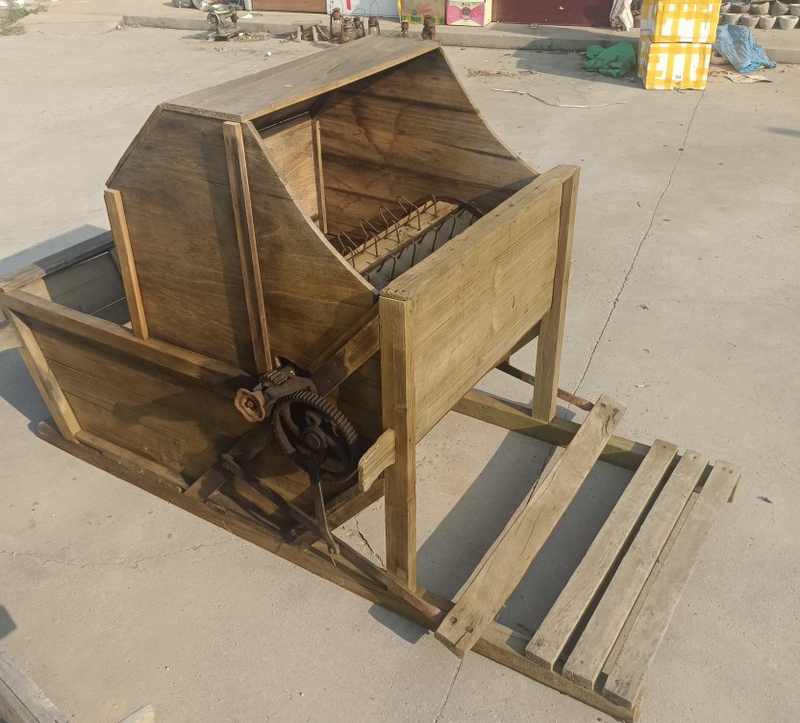Traditional Folk Items: Rice Threshing Machine, Grain Fan, Pear Wood Rake, Farm Old Tools, Exhibition Hall, Retro Nostalgic Ornaments Traditional Folk Items: Rice Threshing Machine, Grain Fan, Pear Wood Rake, Farm Old Tools, Exhibition Hall, Retro Nostalgic Ornaments