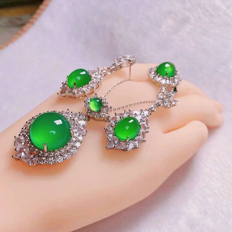 New ice overdraft with light withdrawal face emerald green jade with pendant necklace fashion women's late dress luxury and field jade ornaments