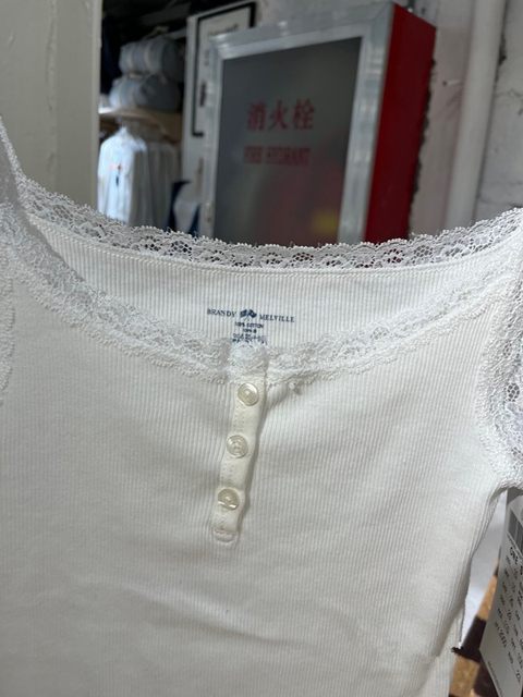 Brandygirlbm ສີຂາວປຸ່ມ lace camisole ພາຍໃນຂອງແມ່ຍິງນອກເທິງມີ pads ເຕົ້ານົມ