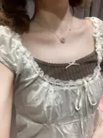 Коричневые ямы полосы внутри