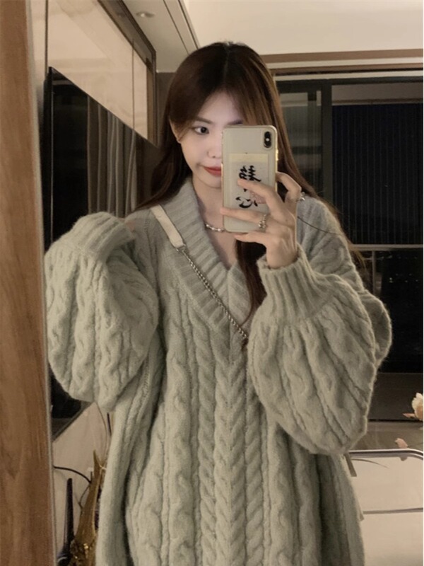 Japanese-Style Lazy Oversized V-Neck Cable Knit Sweater for Women, Loose Fit, Suitable for Autumn and Winter, Thick Knitted Pullover