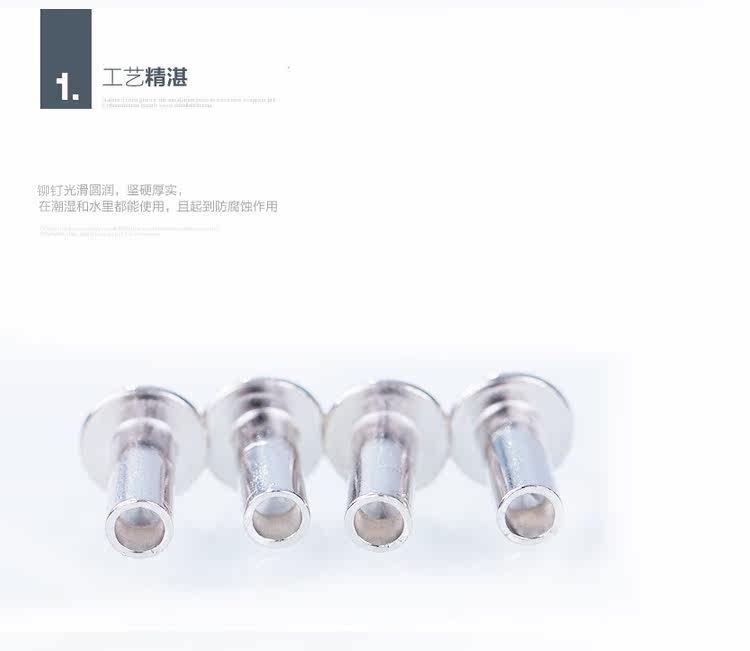 Крупная плоская головка из нержавеющей стали.