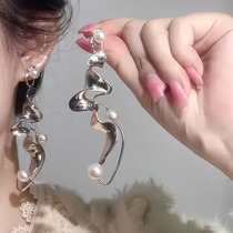 Twist irregular geometric pearls Earrings Exaggerated Small Crowddesign Superior Fashion Temperament Web Reddits Ear Accessories