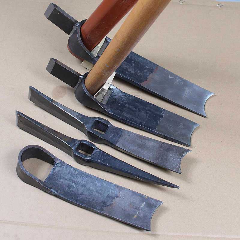 The old blacksmith spring steel forged to dig up the mushrooming bamboo shoots with bamboo shoots and bamboo shoots up the mountain to dig herbs