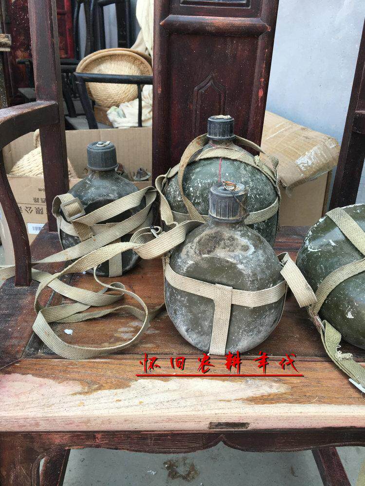 Nostalgic old-fashioned marching kettle Army retired Cultural Revolution Aluminum satchel kettle Old object Red Army kettle collection