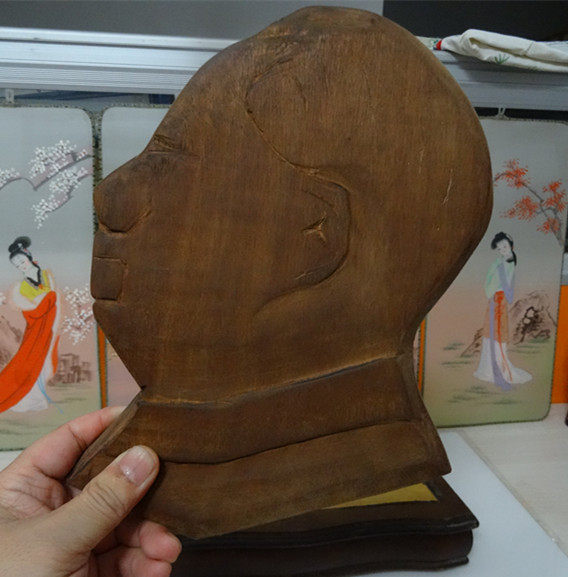 President of the Cultural Revolution Like badges wood carving old wood sculpted Mao chairman Side face handmade wood carved red collection Real property photo