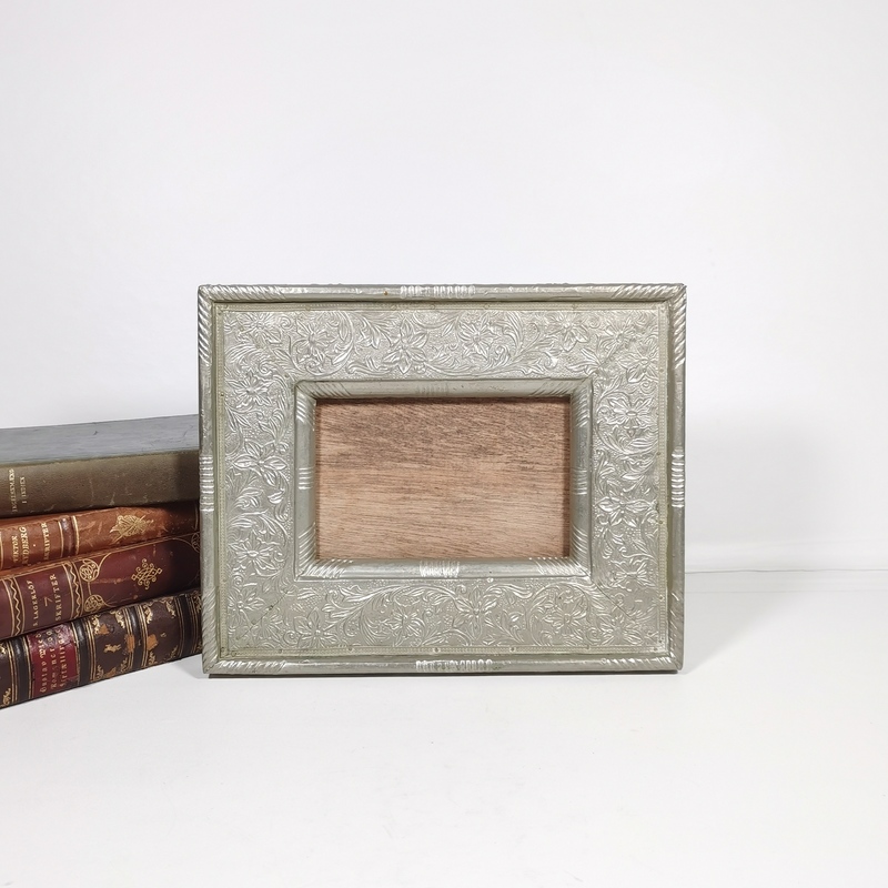 European Medieval Hand-Engraved Silver-Plated Solid Wood Photo Frame, Western Vintage Retro Tabletop and Wall-Mounted Decorative Picture Frame European Medieval Hand-Engraved Silver-Plated Solid Wood Photo Frame, Western Vintage Retro Tabletop and Wall-Mounted Decorative Picture Frame