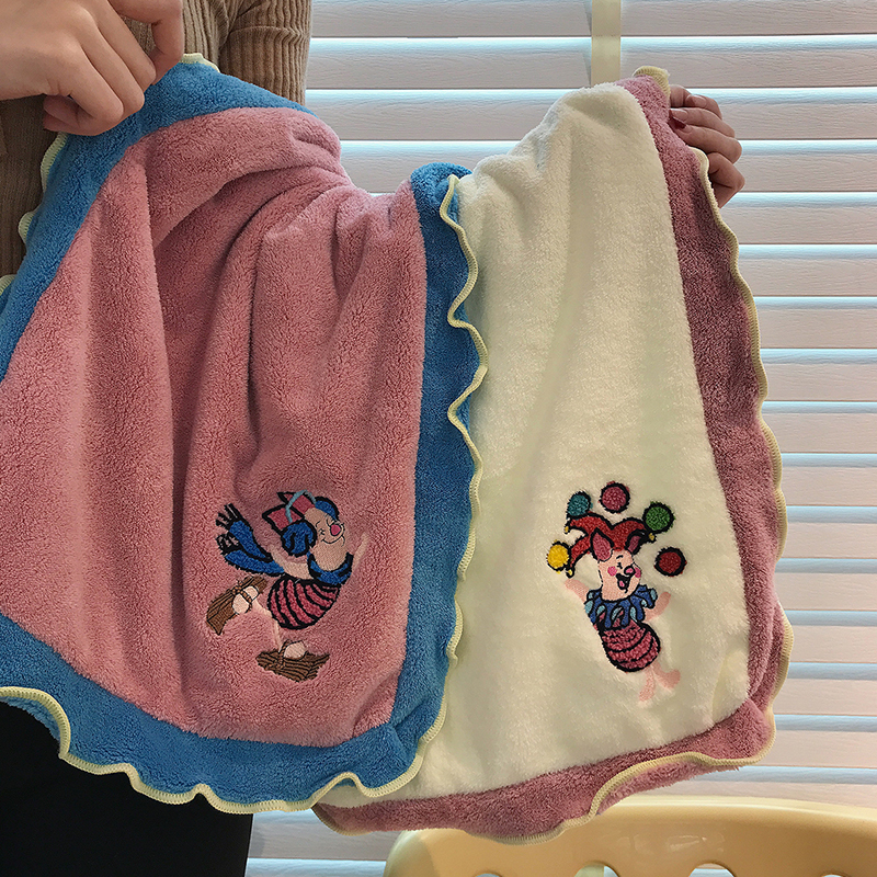 Cartoon Coral Velvet Couple Towel, Cute Pig Lace Face Towel, Household Absorbent Adult Bath Towel, Can Be Used as a Bath Wrap