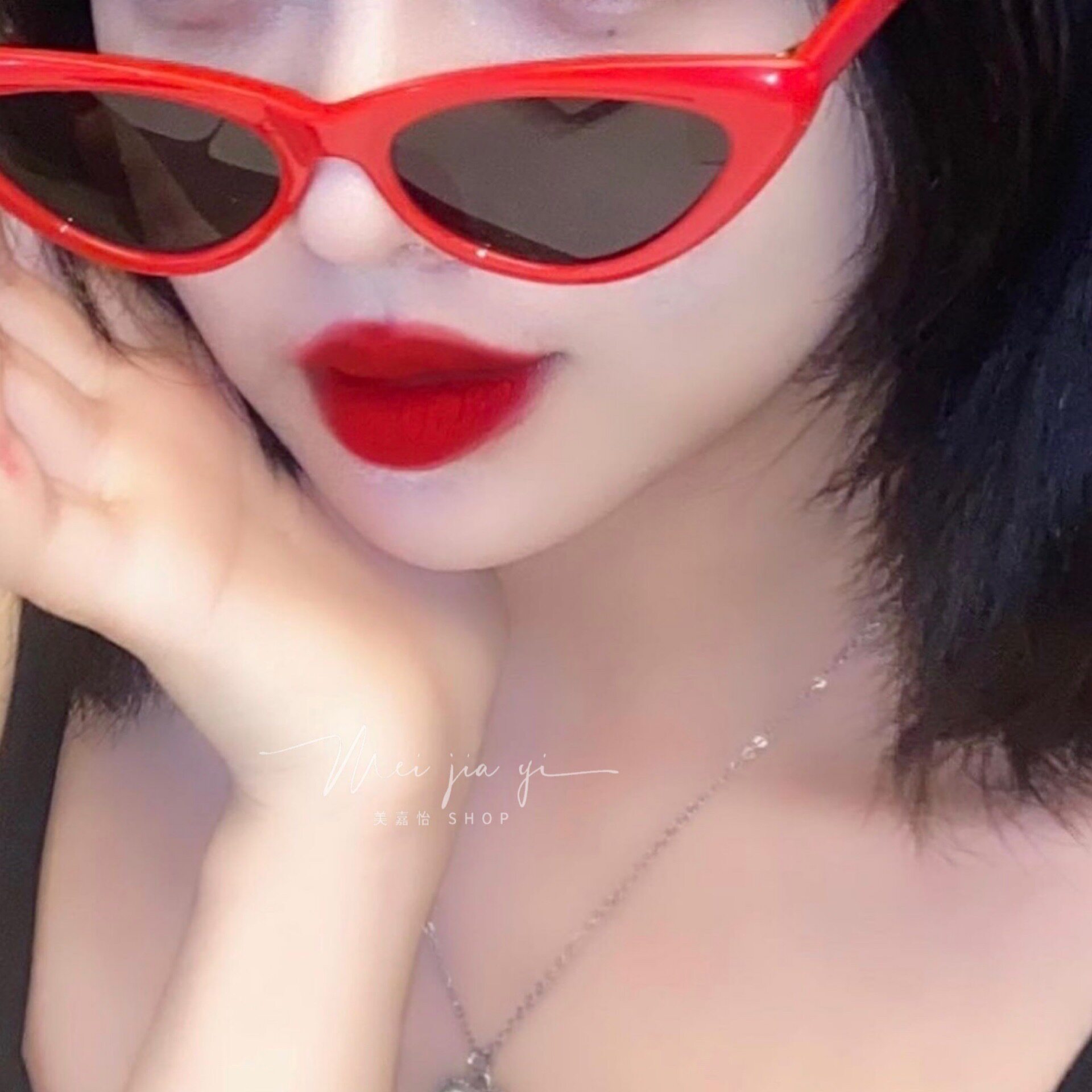 Celebrities with the same style triangle cat eye glasses hip hop hot girl net red sunglasses female personality fashion street shooting sunglasses tide