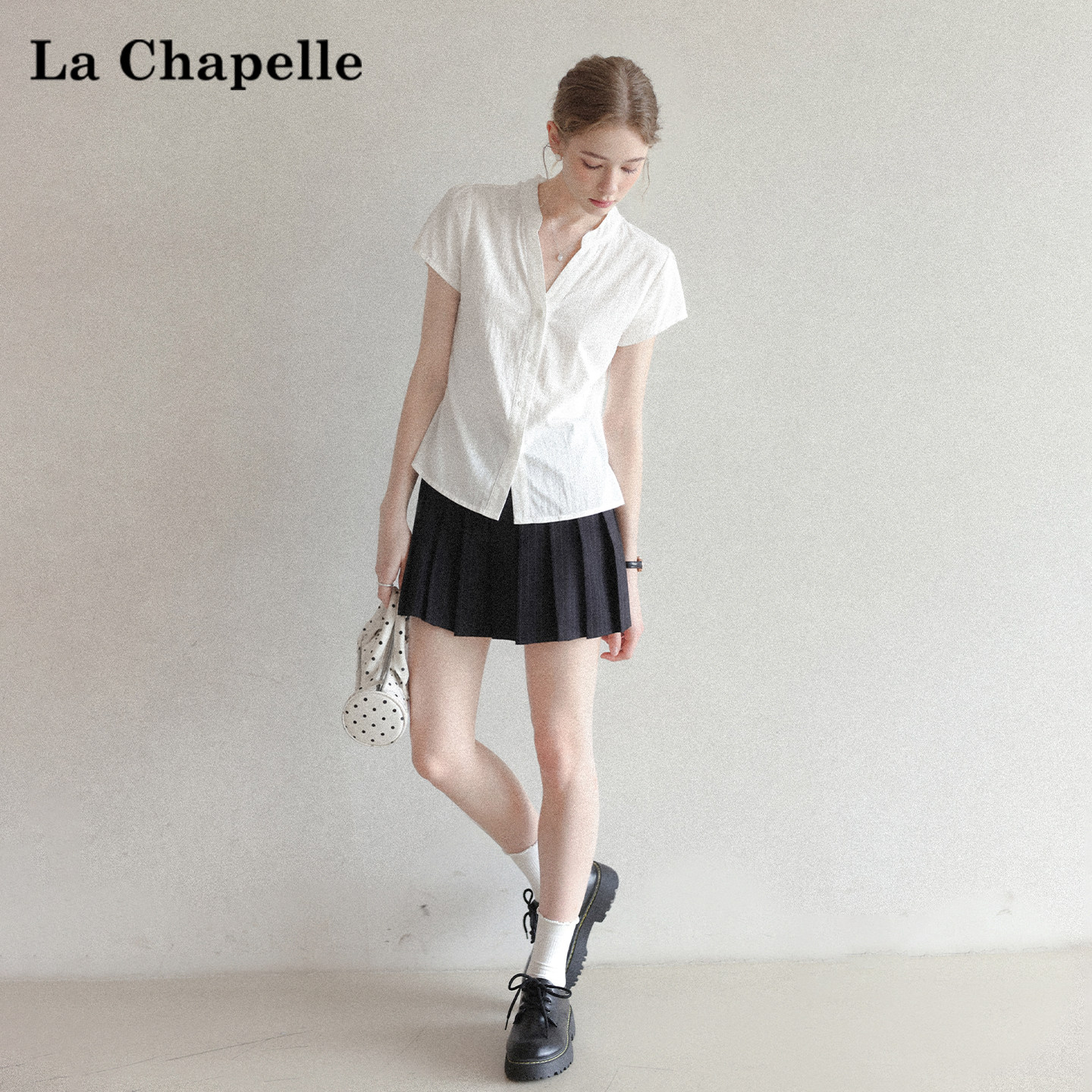 La Chapelle French minimalist white V-neck short-sleeved shirt for women, 2026 summer new style, high-end and slimming top.
