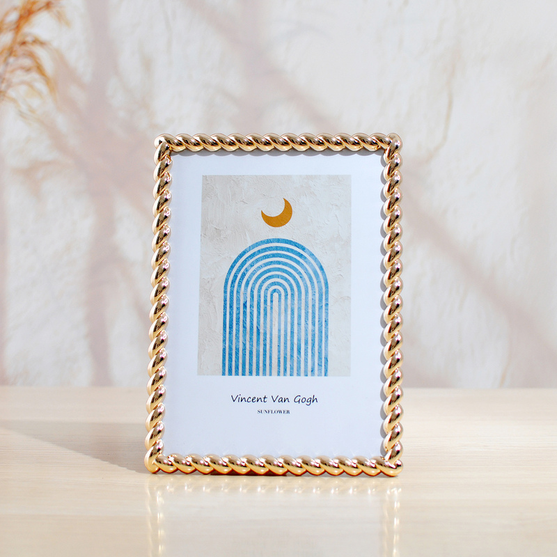 Light Luxury Modern Minimalist Metal Photo Frame 6inch 7inch 10inch Living Room Display Frame Decorative Picture Frame Desktop Ornament with a Sense of Sophistication