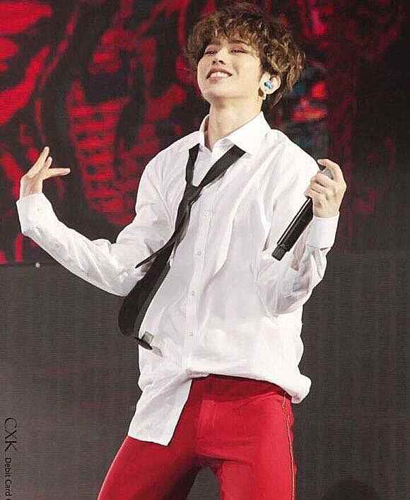 Nữ diễn viên thần tượng Cai Xukun hòa nhạc cùng quần áo sơ mi cộng với cà vạt đen dài tay nam và nữ phục vụ lớp áo sơ mi hoa nhí
