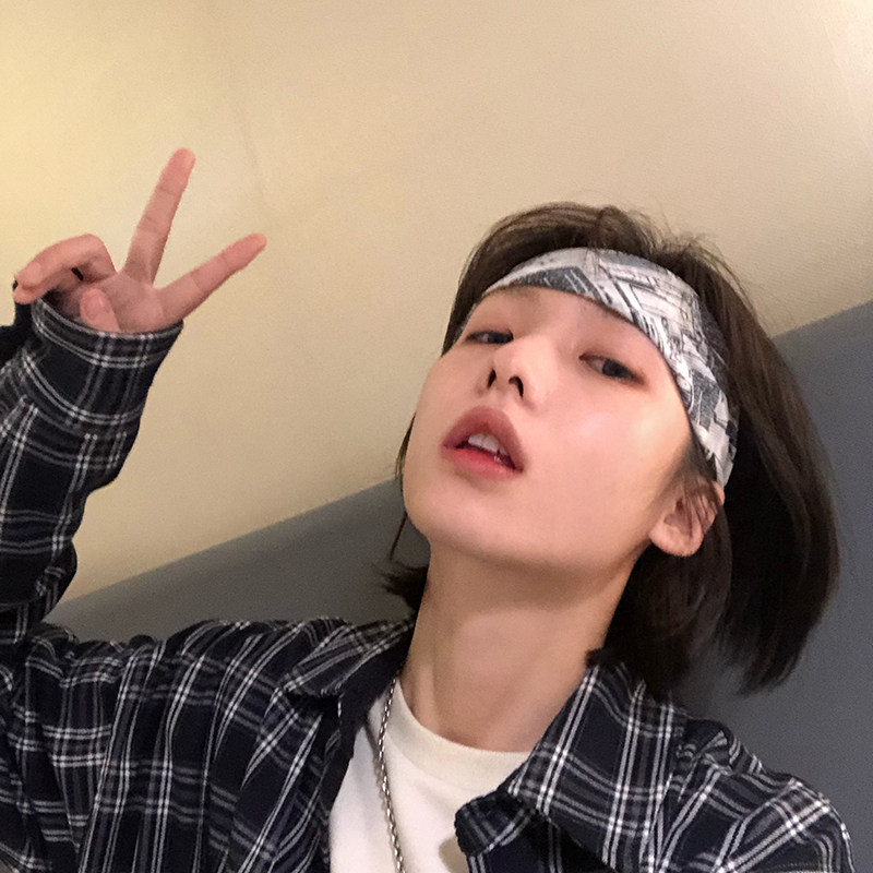 Gravity Museum) Retro small square towel Wild hip-hop headscarf hairband Street scarf British silk scarf