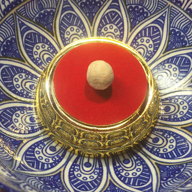Sri Lanka Shakyamuni Buddha's head is found in a stupa offering offerings to the Buddha