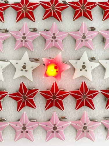 Качественная мигающая брошь, флуоресцентный значок