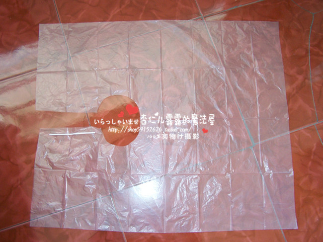 A disposable dye hair shawl on the shoulder.