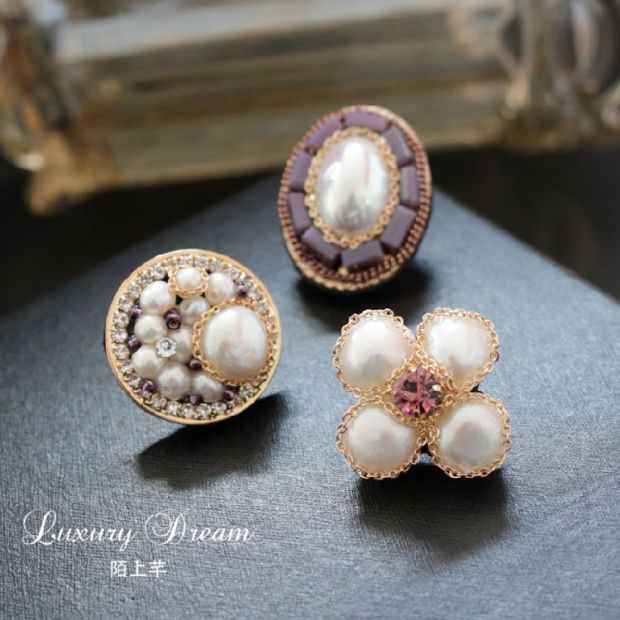 芊 小 胸针 胸花 Bướm khóa cổ áo nhỏ kim cổ áo hoa chống ánh sáng pin trang trí khăn lụa khóa huy hiệu cài áo
