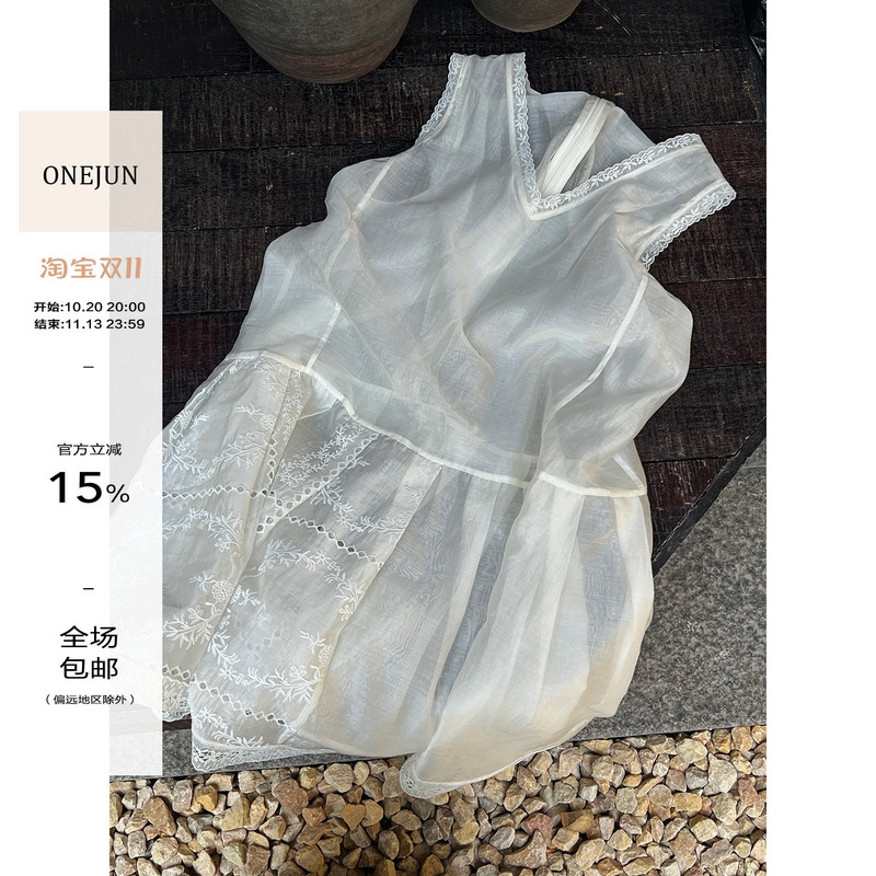 【Dingdang Onejun】French-Style Embroidered V-Neck Sleeveless Dress for Women, Loose and Versatile Base Tank Dress for Autumn 【Dingdang Onejun】French-Style Embroidered V-Neck Sleeveless Dress for Women, Loose and Versatile Base Tank Dress for Autumn