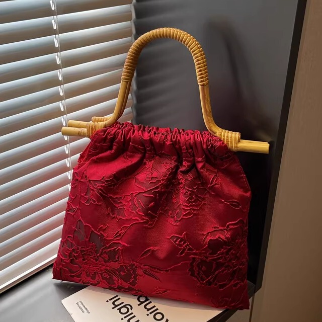 New Chinese-Style National Embroidery Red Handbag for Women 2026 New Bridal Wedding Bag High-End Bridesmaid Bamboo Bag