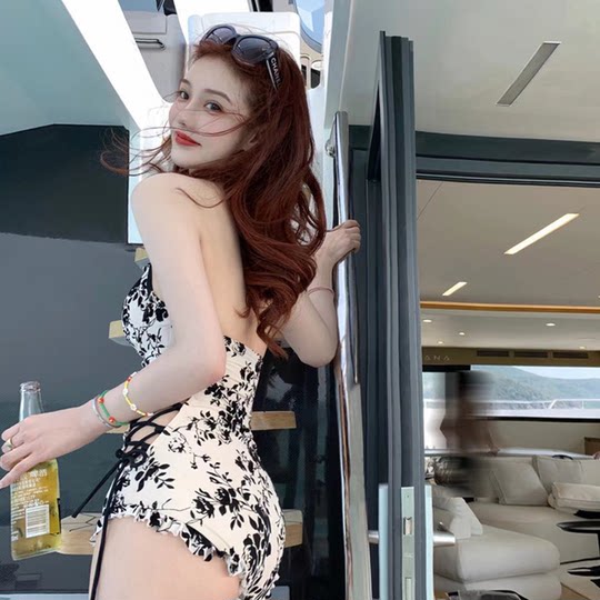 Pure Desire Style Floral One-Piece Swimsuit for Women 2025 New Popular Triangle Sexy Bikini with Exposed Waist for Hot Spring Bathing