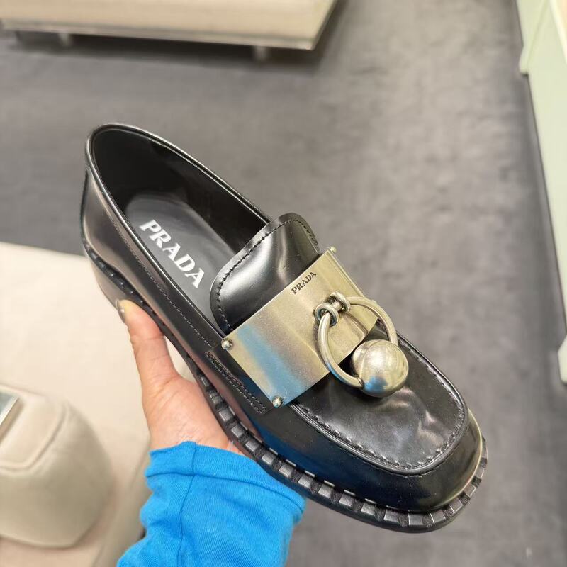 Prada Women's Black Distressed Loafers 1D981N P39 F0002 Purchasing Agent Lazt